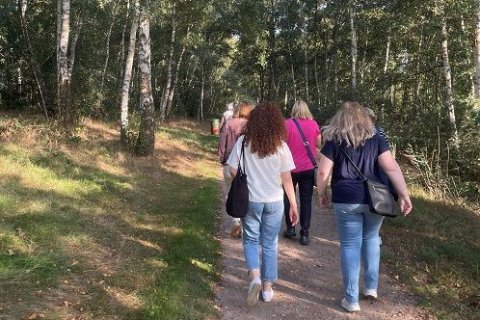 Teilnehmerinnen beim Waldspaziergang